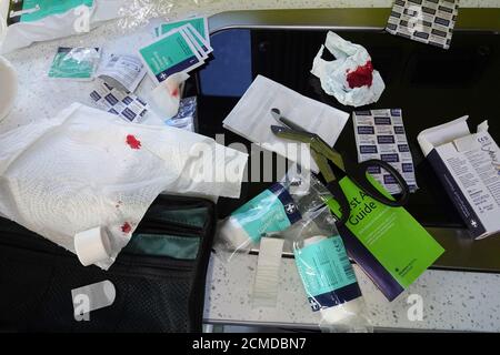 Tessuto imbevuto di sangue e medicazioni assortite e kit di pronto soccorso Foto Stock