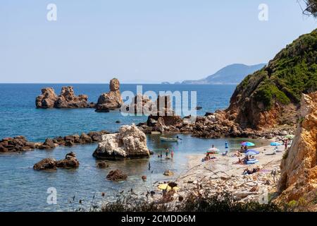 Spiagge della Grecia, formazioni rocciose sulla spiaggia di Mourtias, vicino al villaggio di Promyri, Pelion, Volos distretto, Grecia Foto Stock