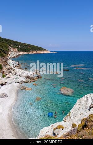 Spiagge della Grecia, spiaggia di Mourtias dall'alto, vicino al villaggio di Promyri, Pelion, Volos distretto, Grecia Foto Stock