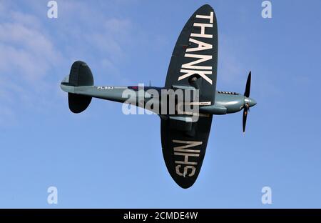 Il pilota John Romain con 'Thank You NHS' Spitfire presso l'aeroporto di Cumbernauld mentre parte per volare sopra gli ospedali scozzesi per raccogliere denaro per le associazioni di beneficenza NHS insieme. I membri del pubblico possono donare denaro per avere un nome di un amato scritto sul corpo dell'aereo, con i proventi che vanno a beneficenza NHS insieme. Foto Stock