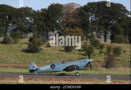 Il pilota John Romain con 'Thank You NHS' Spitfire presso l'aeroporto di Cumbernauld mentre parte per volare sopra gli ospedali scozzesi per raccogliere denaro per le associazioni di beneficenza NHS insieme. I membri del pubblico possono donare denaro per avere un nome di un amato scritto sul corpo dell'aereo, con i proventi che vanno a beneficenza NHS insieme. Foto Stock