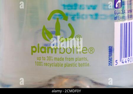 bottiglia per piante fino al 30% realizzata con piante, bottiglia di plastica riciclabile al 100% - dettaglio su bottiglia di bottiglia per piantagioni di acqua intelligente Foto Stock