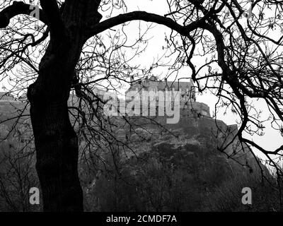 Vista del castello di Edimburgo dal basso in bianco e nero Foto Stock