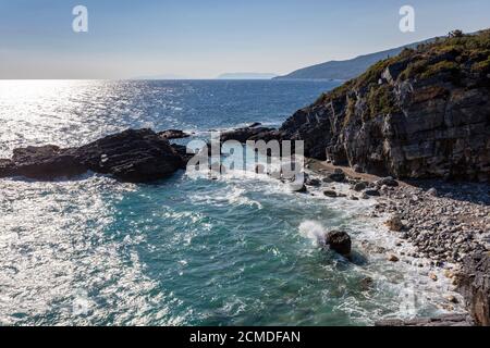 Spiagge della Grecia, ondate di onde sulla spiaggia di Mylopotamos, Pelion, Volos distretto Foto Stock