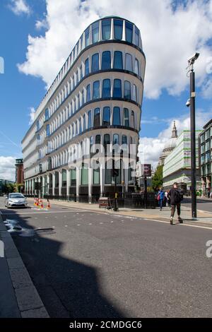 30 Cannon Street, un edificio modernista degli anni '70 nella City of London, Londra, Regno Unito Foto Stock