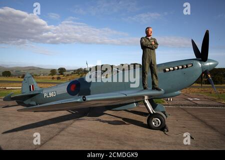 Il pilota John Romain con lo Spitfire 'Thank You NHS' all'aeroporto di Cumbernauld mentre effettua i preparativi finali prima di volare sugli ospedali scozzesi per raccogliere denaro per le organizzazioni di beneficenza NHS insieme. I membri del pubblico possono donare denaro per avere un nome di un amato scritto sul corpo dell'aereo, con i proventi che vanno a beneficenza NHS insieme. Foto Stock