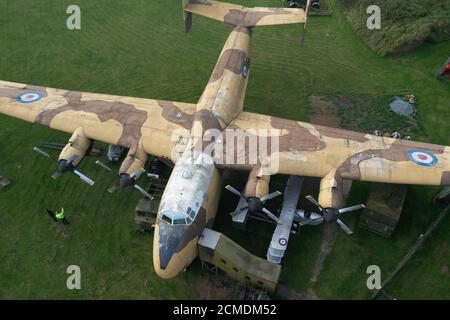 Vista aerea dell'unico aereo da trasporto pesante RAF XB259 Blackburn Beverley C1 rimasto durante un'anteprima per l'asta dei contenuti del Fort Paull Museum, un forte napoleonico a Holderness, East Yorkshire, che ha chiuso all'inizio di quest'anno. Foto Stock