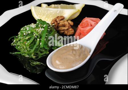 Chuka alghe insalata con salsa di arachidi, limone e i semi di sesamo Foto Stock