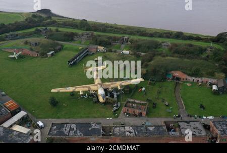 Vista aerea dell'unico aereo da trasporto pesante RAF XB259 Blackburn Beverley C1 rimasto durante un'anteprima per l'asta dei contenuti del Fort Paull Museum, un forte napoleonico a Holderness, East Yorkshire, che ha chiuso all'inizio di quest'anno. Foto Stock