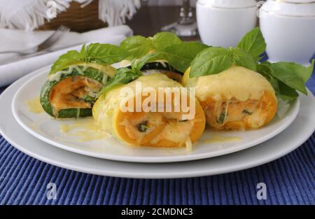 Involtini di zucchine ripieni di formaggio Foto Stock