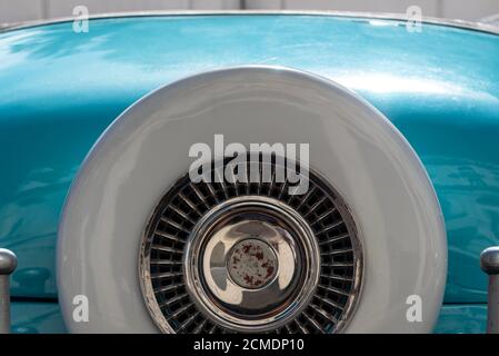 Agosto, 23, 2019: Dettaglio di una ruota di scorta di una vecchia automobile americana. L'Avana, Cuba Foto Stock