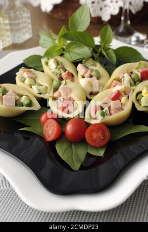 Conchiglie di mare farcite con verdure e prosciutto Foto Stock