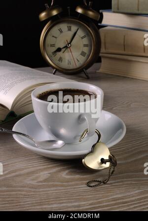 Serratura a forma di cuore e chiave con una tazza di caffè Foto Stock