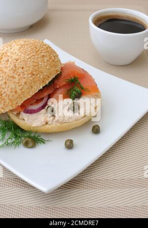 Panino di salmone e una tazza di caffè Foto Stock