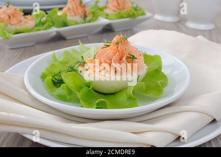 Uova farcite con pate di salmone Foto Stock