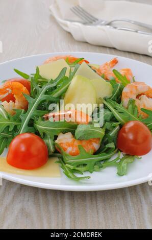 Insalata speziata di rucola con pomodori ciliegini e gamberi Foto Stock