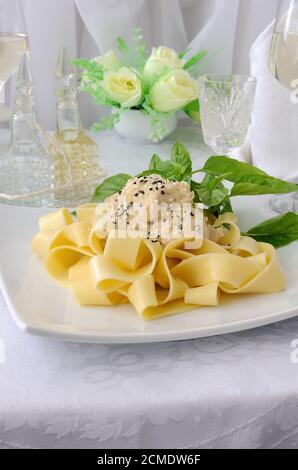 Pasta italiana - Pappardelle con filetto di pollo in una cremosa salsa Foto Stock