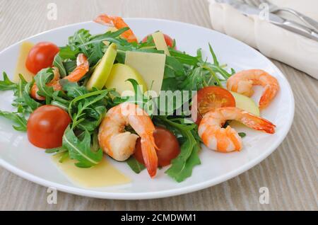 Insalata speziata di rucola con pomodori ciliegini e gamberi Foto Stock