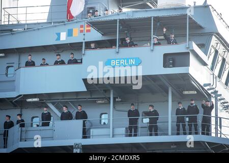 Wilhelmshaven, Germania. 17 Settembre 2020. I membri dell'equipaggio dell'Einsatzgruppenversorger "Berlin" si trovano presso la ringhiera della nave e si alzano mentre entrano nel porto. La nave più grande della Marina tedesca, la Einsatzgruppversorger 'Berlin', è tornata da una missione di sei mesi nel Mediterraneo. Come protezione da Corona, circa 180 soldati sono rimasti a bordo permanentemente. Con 169 giorni è stato il viaggio più lungo della Marina tedesca senza lasciare la riva finora, secondo le informazioni. Credit: Sina Schuldt/dpa/Alamy Live News Foto Stock