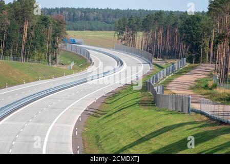 Colbitz, Germania. 11 Settembre 2020. Il tratto di nuova costruzione dell'autostrada 14 tra Colbitz e Tangerhütte. Una volta completata, l'estensione settentrionale DELLA A 14 collegherà le città di Magdeburgo, Wittenberge e Schwerin. Credit: Stefano Nosini/dpa-Zentralbild/ZB/dpa/Alamy Live News Foto Stock