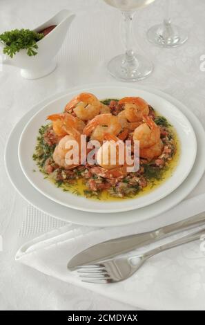 Gamberi alla griglia con pomodori, aglio ed erbe Foto Stock