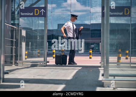 Il tempo di controllo del pilota maschile all'aeroporto è di buon aspetto Foto Stock