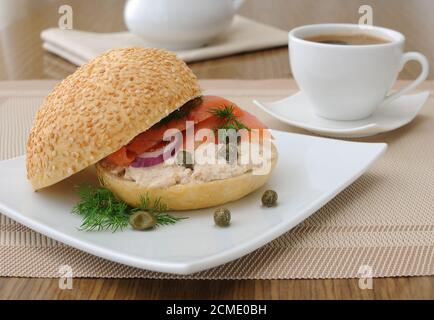 Panino di salmone e una tazza di caffè Foto Stock