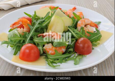 Insalata speziata di rucola con pomodori ciliegini e gamberi Foto Stock