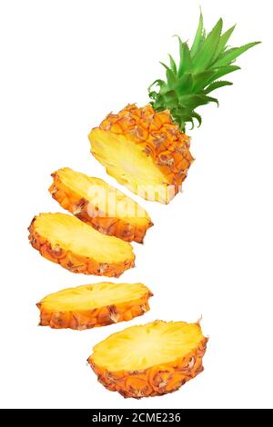 fettine di ananas in caduta isolate su fondo bianco a piena profondità di campo Foto Stock