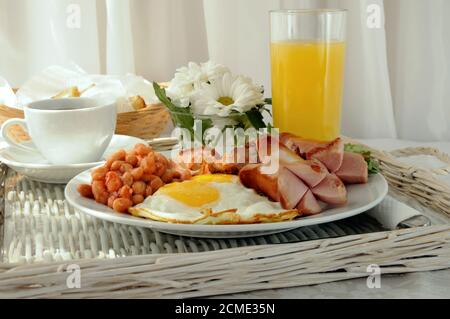 Colazione con uova strapazzate e pancetta Foto Stock