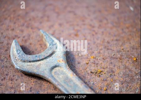 Una vecchia chiave su un foglio di metallo arrugginito, primo piano, fuoco selettivo Foto Stock