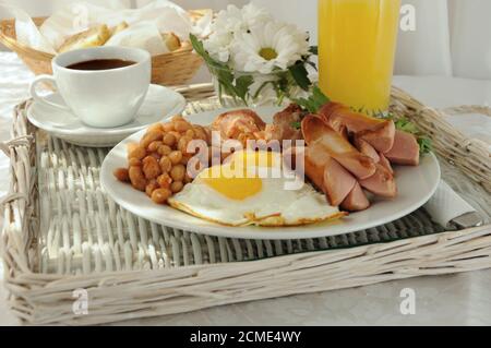 Colazione con uova strapazzate e pancetta Foto Stock