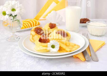 Pancake con marmellata e latte Foto Stock