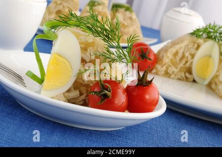 Un pezzo di pollo e uovo gelatine Foto Stock