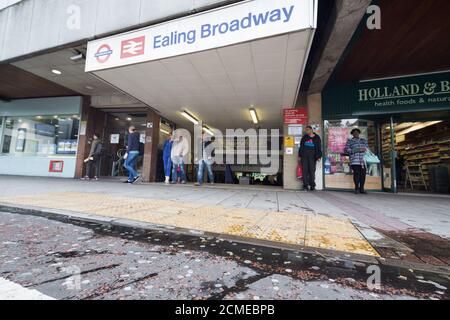 Stazione della metropolitana e ferroviaria di Ealing Broadway Foto Stock
