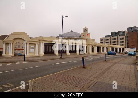 Il Grand Pavilion nel centro di Porthcawl si trova sulla strada principale di questa piccola ma graziosa cittadina costiera nel Galles del Sud. Foto Stock