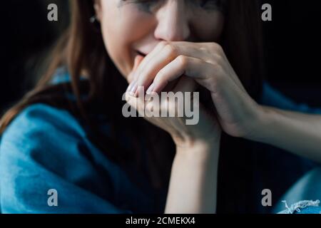 vista ritagliata della donna depressa che piange a casa Foto Stock