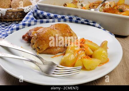 Pezzi di pollo con patate Foto Stock