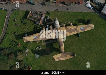 Vista aerea dell'unico aereo da trasporto pesante RAF XB259 Blackburn Beverley C1 rimasto durante un'anteprima per l'asta dei contenuti del Fort Paull Museum, un forte napoleonico a Holderness, East Yorkshire, che ha chiuso all'inizio di quest'anno. Foto Stock