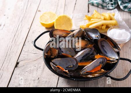 Mouscoels e patatine fritte o melues-frites. Tipica cucina belga. Foto Stock