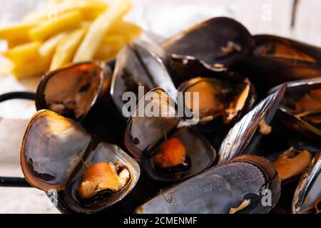 Mouscoels e patatine fritte o melues-frites. Tipica cucina belga. Foto Stock