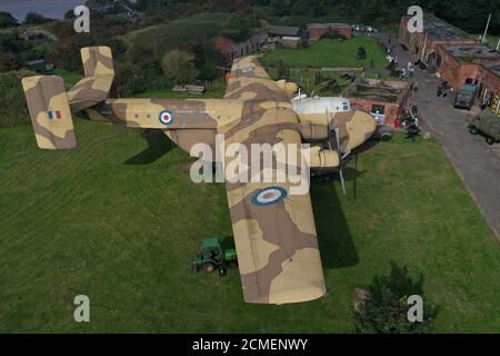 Vista aerea dell'unico aereo da trasporto pesante RAF XB259 Blackburn Beverley C1 rimasto durante un'anteprima per l'asta dei contenuti del Fort Paull Museum, un forte napoleonico a Holderness, East Yorkshire, che ha chiuso all'inizio di quest'anno. Foto Stock