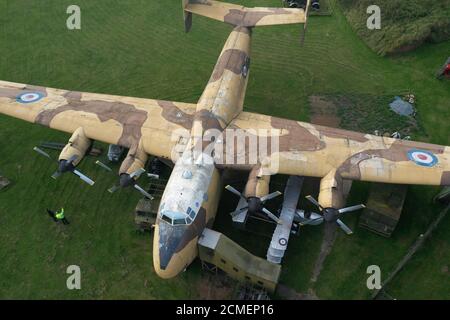Vista aerea dell'unico aereo da trasporto pesante RAF XB259 Blackburn Beverley C1 rimasto durante un'anteprima per l'asta dei contenuti del Fort Paull Museum, un forte napoleonico a Holderness, East Yorkshire, che ha chiuso all'inizio di quest'anno. Foto Stock