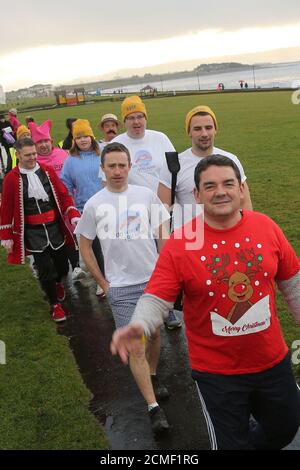 Prestwick, Ayrshire, Scotland, UK 26 Dic 2017 : quando la Malcolm Sargent House, gestita dall'ente di beneficenza Clic Sargent, ha chiuso un gruppo di volontari e sostenitori della carità ha deciso di cercare di salvare la proprietà e di acquistarla. Uno degli eventi di raccolta fondi è stato un tuffo di pugilato giorno in mare a Prestwick Foto Stock