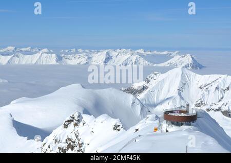 Vista dalla cima di Schilthorn sopra le nuvole Foto Stock