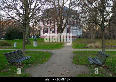 Panchine in metallo e villa in un parco di Brombach , Germania Foto Stock