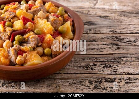 Ropa vieja cibo su tavolo di legno Foto Stock