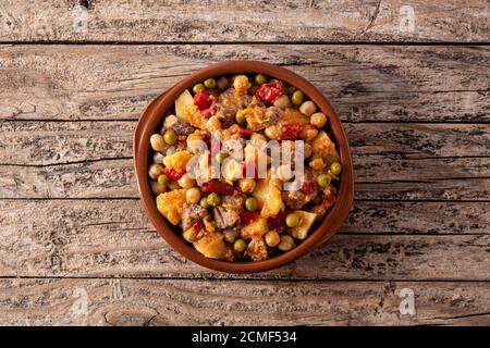 Ropa vieja cibo su tavolo di legno Foto Stock