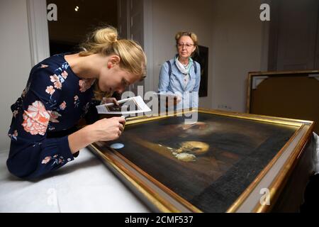 Esperti d'arte cechi della Galleria Nazionale di Praga (NGP) preparano l'istalazione del Santo Girolamo di Christopher Paudis a Praga, Repubblica Ceca, 17 settembre 2020. Una grande mostra internazionale di opere di Rembrandt van Rijn chiamato Rembrandt: Ritratto di un uomo, che doveva aprire a Praga il 17 aprile ma non a causa della pandemia del coronavirus e dello stato di emergenza dichiarato nella Repubblica Ceca, aprirà finalmente il 25 settembre. La mostra è stata prorogata fino al 31 gennaio 2021. (CTK Photo/Ondrej Deml) Foto Stock