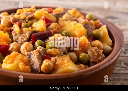 Ropa vieja cibo su tavolo di legno Foto Stock